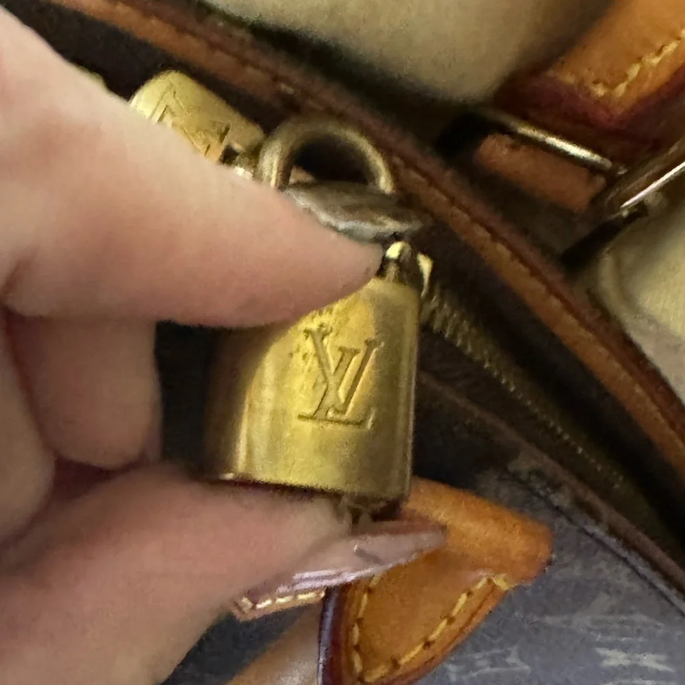 Louis Vuitton Ellipse MM w/Branded Dust Bag & Crossbody Stap